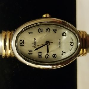 COLLEZIO Women's Silver Watch!